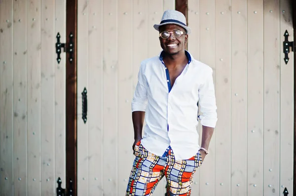 Stylová africká americká muž v bílé košili a barevné kalhoty wi — Stock fotografie