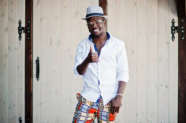 Elegante hombre afroamericano en camisa blanca y pantalones de colores wi — Foto de Stock