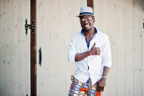 Eleganta afroamerikanska mannen i vit skjorta och färgade byxor wi — Stockfoto