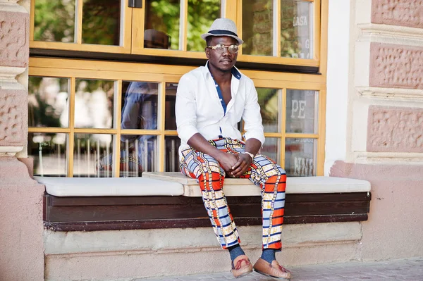 Homem americano africano elegante em camisa branca e calças coloridas wi — Fotografia de Stock