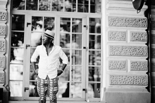 Kablosuz beyaz gömlek ve renkli şık Afro-Amerikan erkek pantolon — Stok fotoğraf
