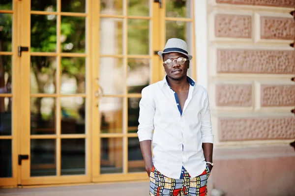 Elegante hombre afroamericano en camisa blanca y pantalones de colores wi — Foto de Stock