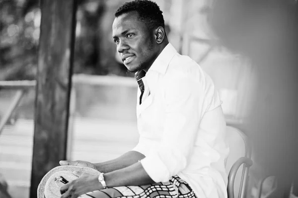 Stilvoller afrikanisch-amerikanischer Mann in weißem Hemd und farbiger Hose — Stockfoto