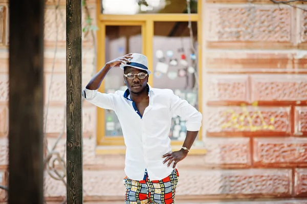 Homem americano africano elegante em camisa branca e calças coloridas wi — Fotografia de Stock