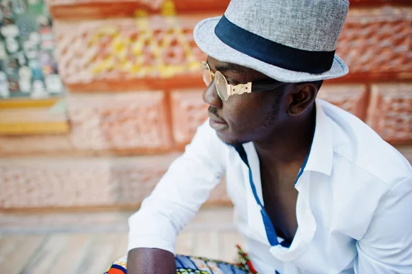 Stylowe african american człowiek w białej koszuli i kolorowe spodnie wi — Zdjęcie stockowe