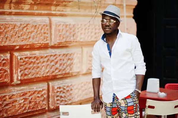 Elegante hombre afroamericano en camisa blanca y pantalones de colores wi — Foto de Stock