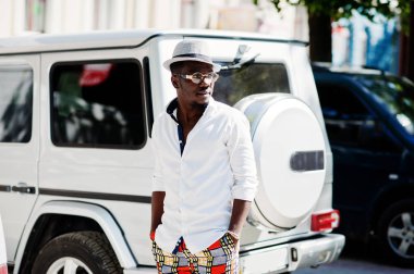 Kablosuz beyaz gömlek ve renkli şık Afro-Amerikan erkek pantolon