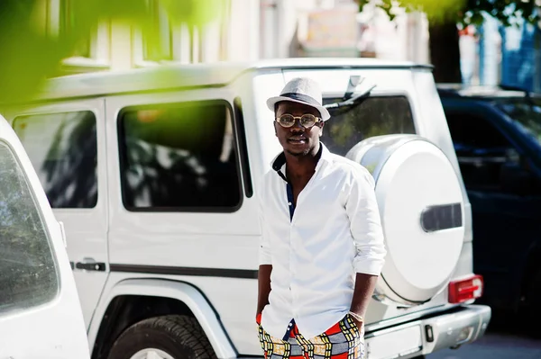 Stylowe african american człowiek w białej koszuli i kolorowe spodnie wi — Zdjęcie stockowe