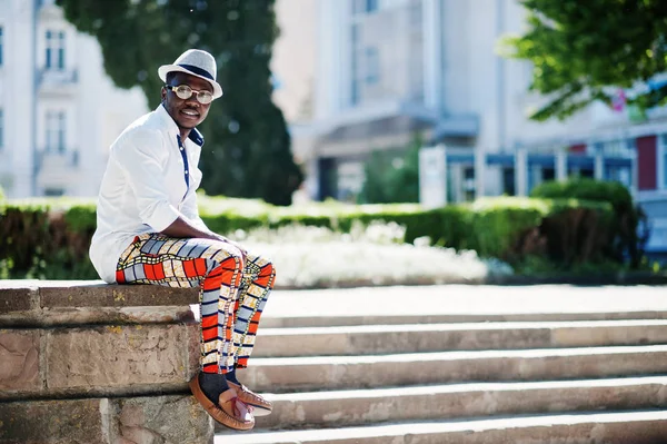 Kablosuz beyaz gömlek ve renkli şık Afro-Amerikan erkek pantolon — Stok fotoğraf