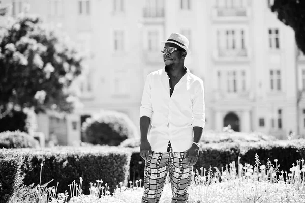 Stílusos afrikai amerikai férfi, fehér inget és színű nadrág, wi — Stock Fotó