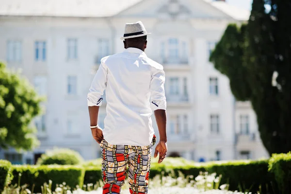 Elegante hombre afroamericano en camisa blanca y pantalones de colores wi —  Fotos de Stock
