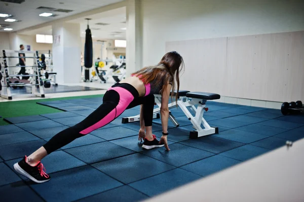 Joven Morena Sexy Chica Delgada Haciendo Ejercicio Gimnasio Deportivo Hermoso — Foto de Stock