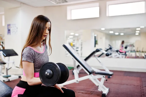 Jonge Brunette Sexy Slank Meisje Training Bij Sportschool Sportieve Mooie — Stockfoto