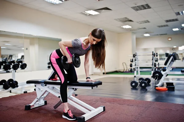 Jonge Brunette Sexy Slank Meisje Training Bij Sportschool Sportieve Mooie — Stockfoto