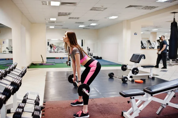 Spor Salonunda Egzersiz Yaparken Genç Esmer Seksi Ince Kız Sportif — Stok fotoğraf