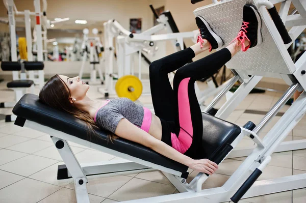 Μελαχρινή Σέξι Slim Κοπέλα Κάνει Προπόνηση Στο Γυμναστήριο Σπορ Όμορφο — Φωτογραφία Αρχείου