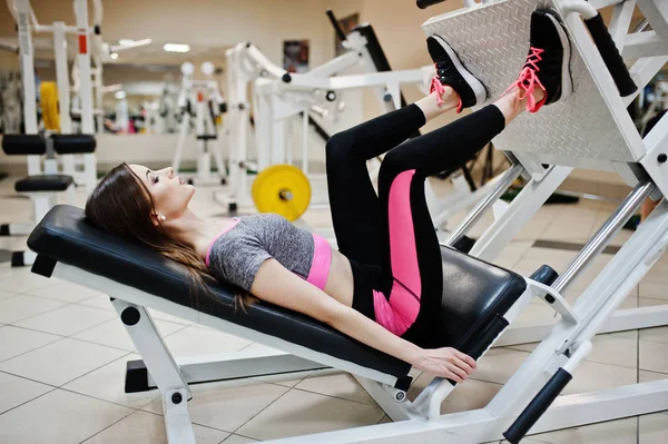 Jonge Brunette Sexy Slank Meisje Training Bij Sportschool Sportieve Mooie — Stockfoto