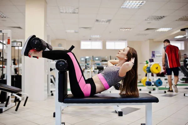 Jonge Brunette Sexy Slank Meisje Training Bij Sportschool Sportieve Mooie — Stockfoto