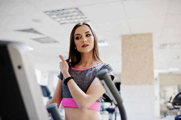 Junge Brünette Sexy Schlanke Mädchen Beim Training Fitnessstudio Sportlich Schönes — Stockfoto