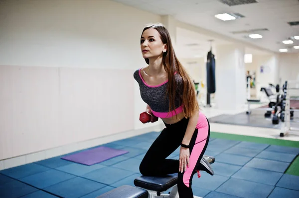 Joven Morena Sexy Chica Delgada Haciendo Ejercicio Gimnasio Deportivo Hermoso — Foto de Stock