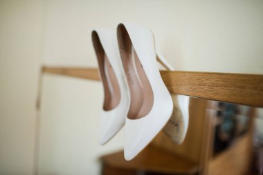 Gelin sabahında zarif beyaz düğün ayakkabıları.. 