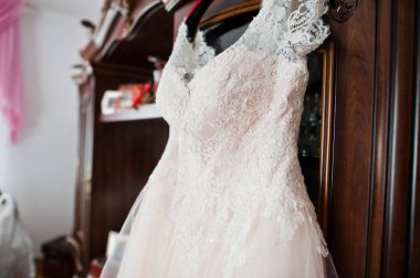 Gelin sabahında zarif beyaz gelinlik..