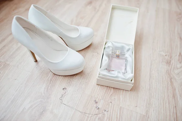 Elegantes zapatos de boda blancos con perfumes en la mañana de la novia . — Foto de Stock