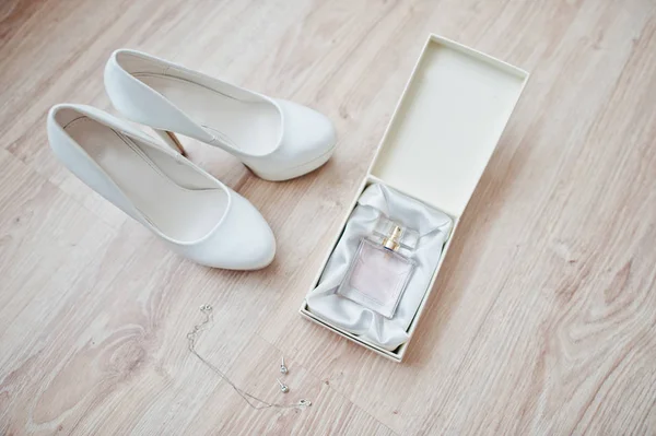 Elegantes zapatos de boda blancos con perfumes en la mañana de la novia . — Foto de Stock