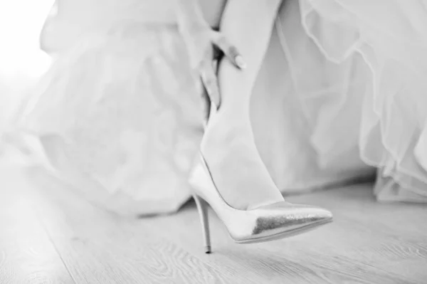 Elegantes zapatos de boda blancos en la mañana de la novia . — Foto de Stock