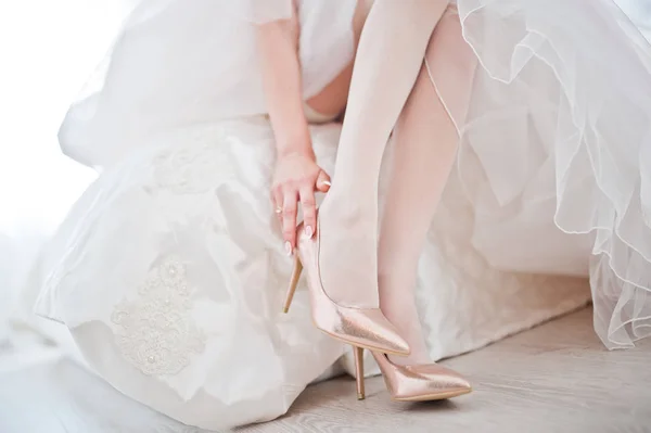 Elegante witte trouwschoenen op bruidsochtend. — Stockfoto