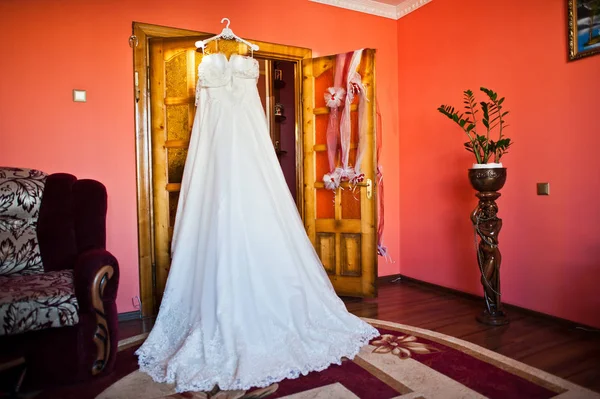 花嫁の朝のエレガントな白いウェディングドレス. — ストック写真