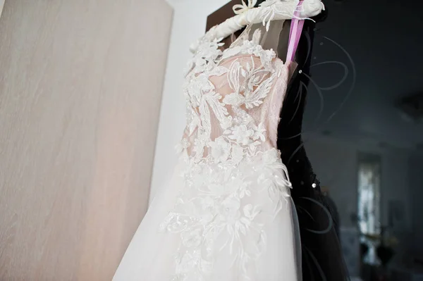 Елегантна біла весільна сукня вранці нареченої . — стокове фото