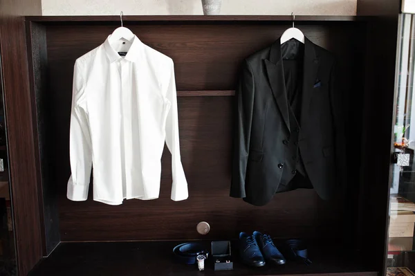 Eleganter Hochzeitsanzug für Männer am Morgen des Bräutigams. — Stockfoto
