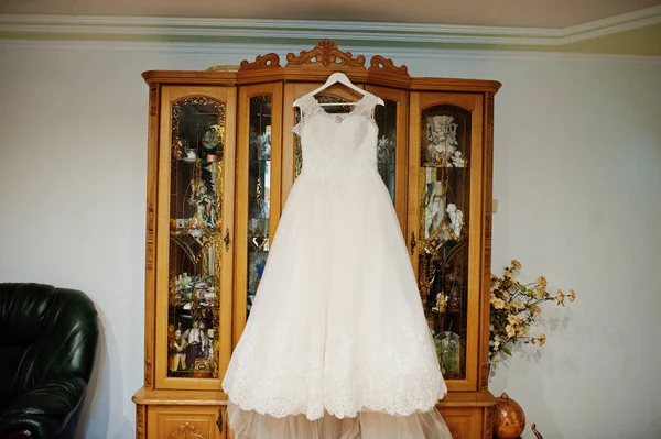 Elegante vestido de novia blanco en la mañana de la novia . —  Fotos de Stock