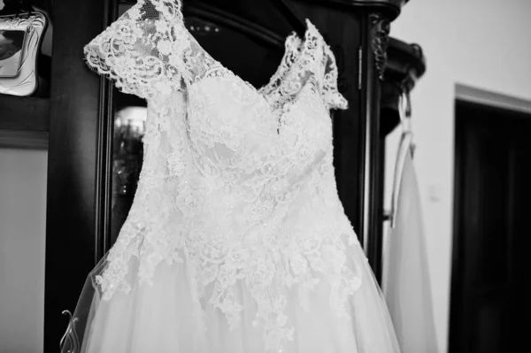 Elegáns fehér esküvői ruha menyasszony reggel. — Stock Fotó