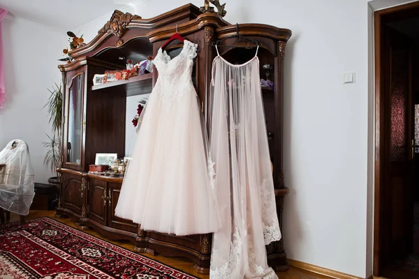 Vestido de noiva branco elegante na manhã da noiva . — Fotografia de Stock