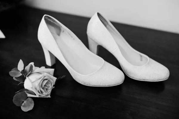 Элегантные белые свадебные туфли на утро невесты . — стоковое фото