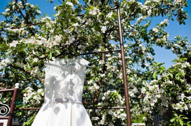 Gelin sabahında zarif beyaz gelinlik..