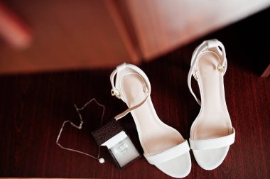 Gelin sabahında zarif beyaz düğün ayakkabıları.. 