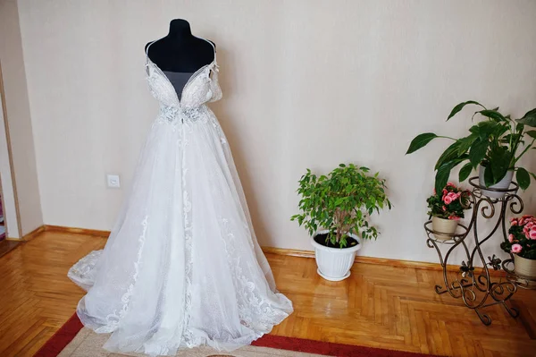 Elégante robe de mariée blanche au matin de la mariée . — Photo