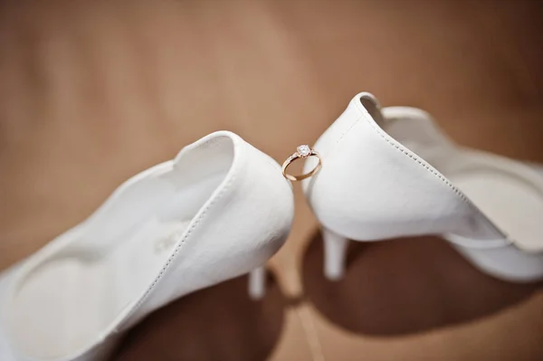 Элегантные белые свадебные туфли на утро невесты . — стоковое фото