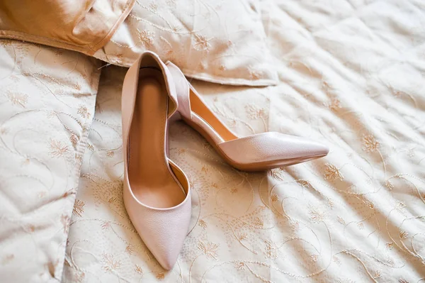 Elegantes zapatos de boda blancos en la mañana de la novia . — Foto de Stock