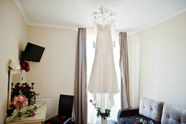 Элегантное белое свадебное платье . — стоковое фото