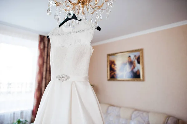Elegante witte trouwjurk op bruidsmorgen. — Stockfoto
