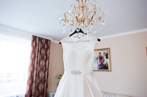 花嫁の朝のエレガントな白いウェディングドレス. — ストック写真