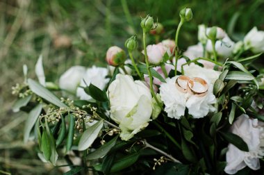 Güzel modern ve zarif düğün buketi.