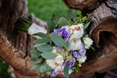 Güzel modern ve zarif düğün buketi.