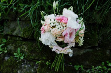 Güzel modern ve zarif düğün buketi.