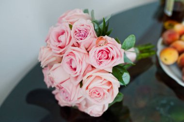 Güzel modern ve zarif düğün buketi.