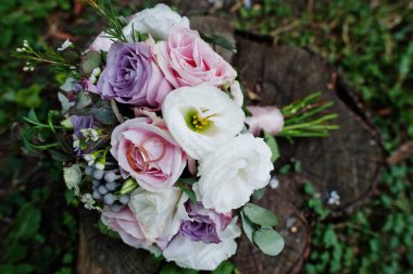 Güzel modern ve zarif düğün buketi.